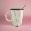 Tasse en céramique géométrique blanche " Simple Life" avec cuillère en métal et couvercle céramique - Design moderne - 250 ml disponible chez Al - imen